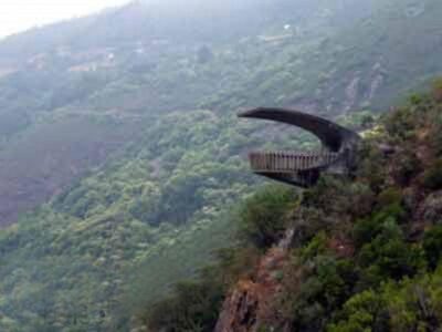 Estructura arquitectónica del mirador de la Boca de la Ballena suspendida sobre un valle verde y boscoso en el entorno de los Saltos del Navia, Asturias.