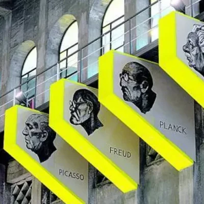 Paneles con bordes amarillos y retratos de Einstein, Planck, Freud y Picasso en la Central Hidroeléctrica de Salime, Asturias, parte del legado artístico de Joaquín Vaquero Palacios.