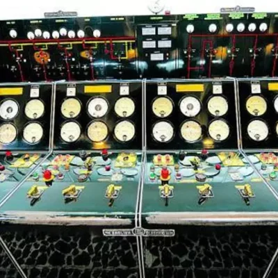 Consola de mandos antigua de la sala de control de la Central Hidroeléctrica de Salime, con diales analógicos e instrumentación de la English Electric Company.